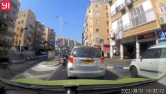 شاهد: سائق دراجة يُنقذ طفلة من حادث دهس ببات يام